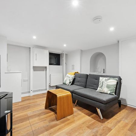 2 Bedrooms Stylish, Gorgeous, Westgate Cottage Retreat, Central Winchester, Free On-Street Parking Permit, With Garden Close To Cathedral - Sleeps 6, Pets Are Welcome, Summer Special Offer! - By Blue Puffin Stays 외부 사진