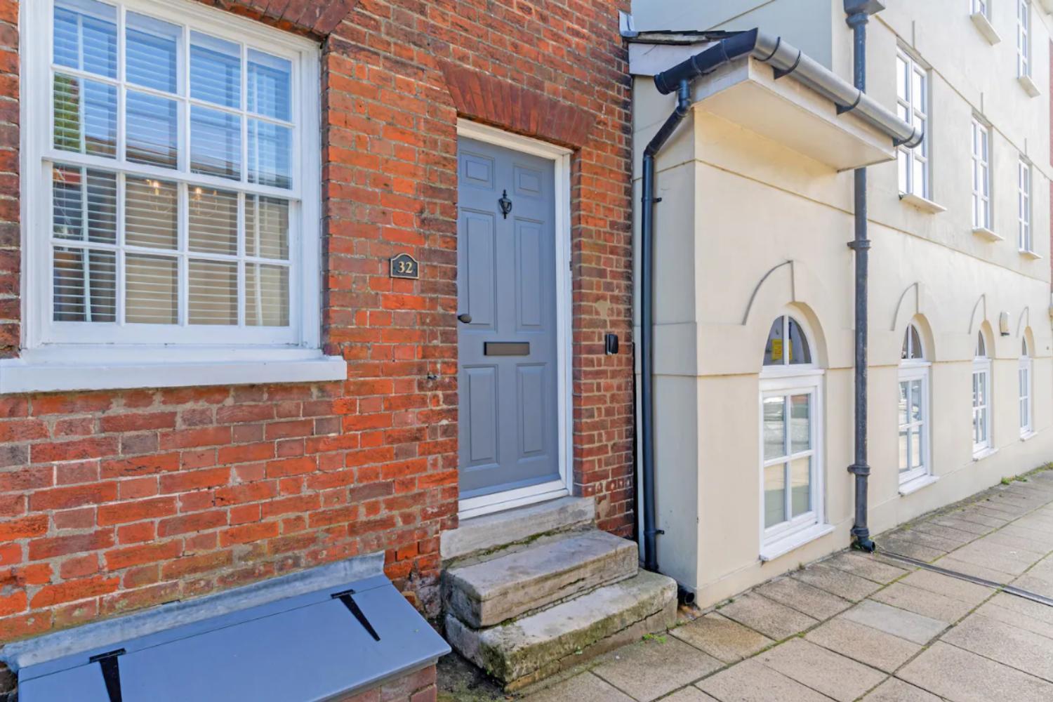 2 Bedrooms Stylish, Gorgeous, Westgate Cottage Retreat, Central Winchester, Free On-Street Parking Permit, With Garden Close To Cathedral - Sleeps 6, Pets Are Welcome, Summer Special Offer! - By Blue Puffin Stays 외부 사진