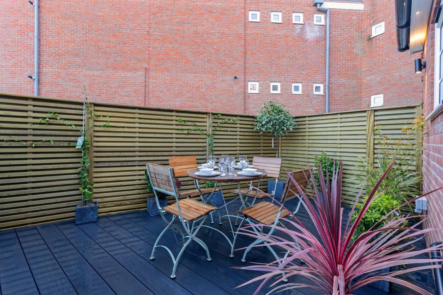 2 Bedrooms Stylish, Gorgeous, Westgate Cottage Retreat, Central Winchester, Free On-Street Parking Permit, With Garden Close To Cathedral - Sleeps 6, Pets Are Welcome, Summer Special Offer! - By Blue Puffin Stays 외부 사진