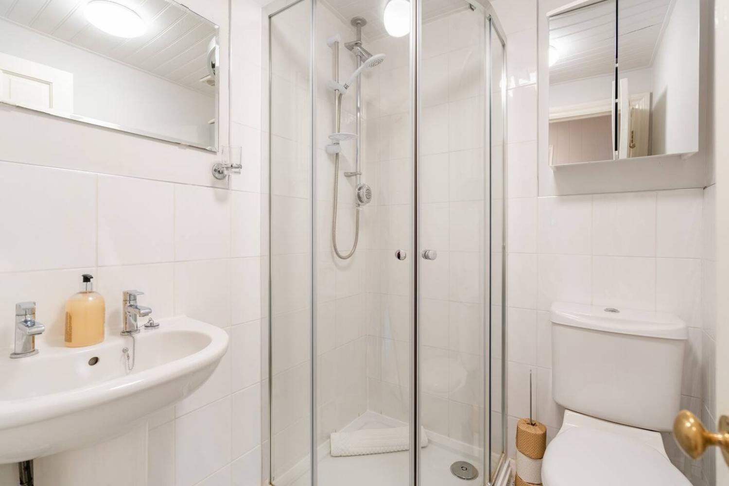 2 Bedrooms Stylish, Gorgeous, Westgate Cottage Retreat, Central Winchester, Free On-Street Parking Permit, With Garden Close To Cathedral - Sleeps 6, Pets Are Welcome, Summer Special Offer! - By Blue Puffin Stays 외부 사진