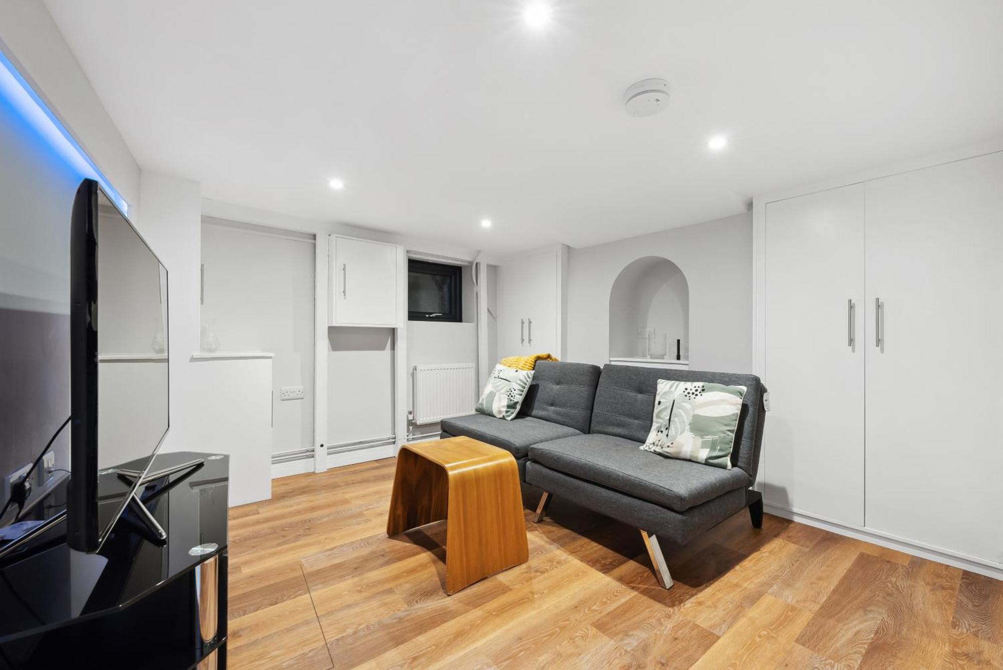 2 Bedrooms Stylish, Gorgeous, Westgate Cottage Retreat, Central Winchester, Free On-Street Parking Permit, With Garden Close To Cathedral - Sleeps 6, Pets Are Welcome, Summer Special Offer! - By Blue Puffin Stays 외부 사진