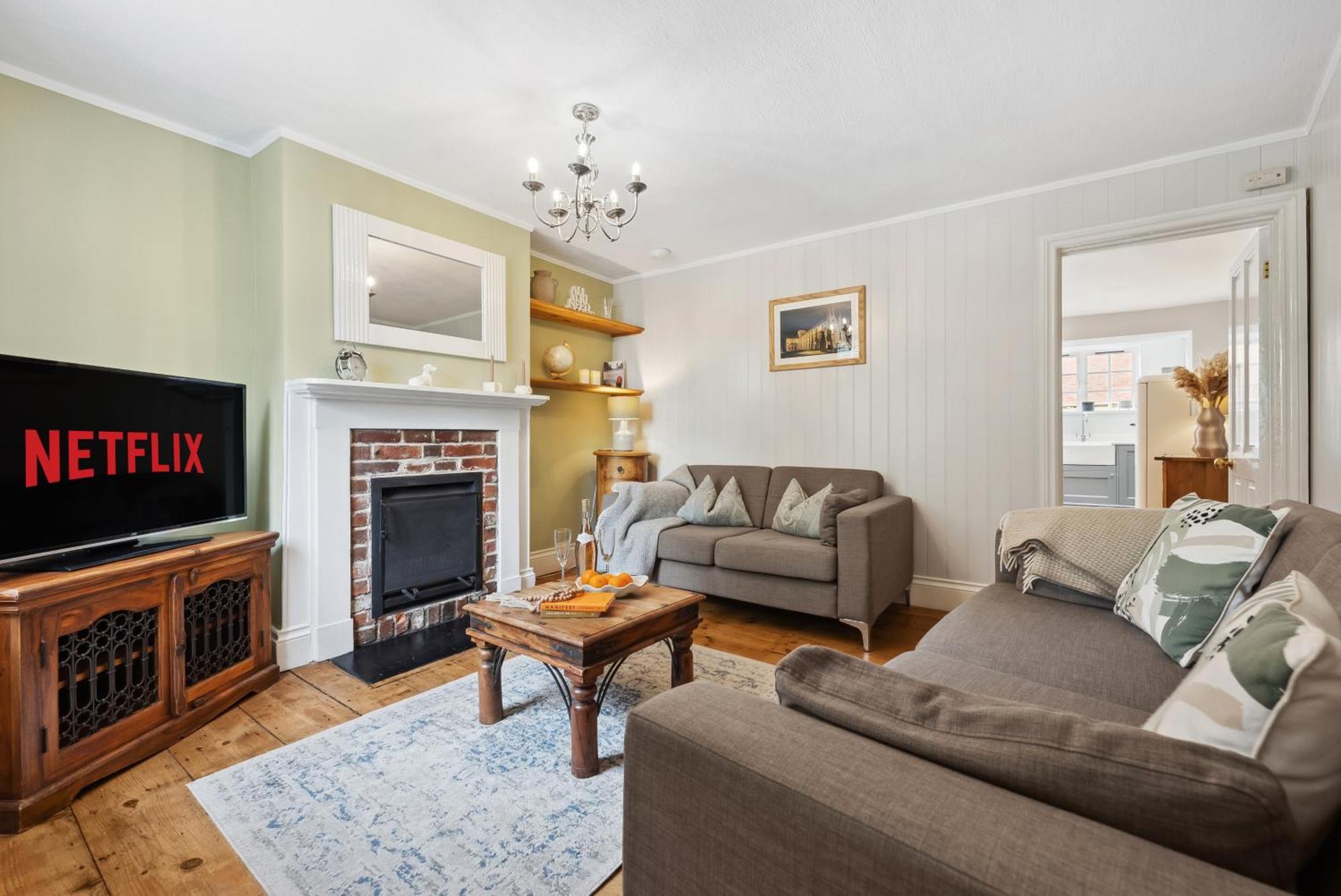 2 Bedrooms Stylish, Gorgeous, Westgate Cottage Retreat, Central Winchester, Free On-Street Parking Permit, With Garden Close To Cathedral - Sleeps 6, Pets Are Welcome, Summer Special Offer! - By Blue Puffin Stays 외부 사진