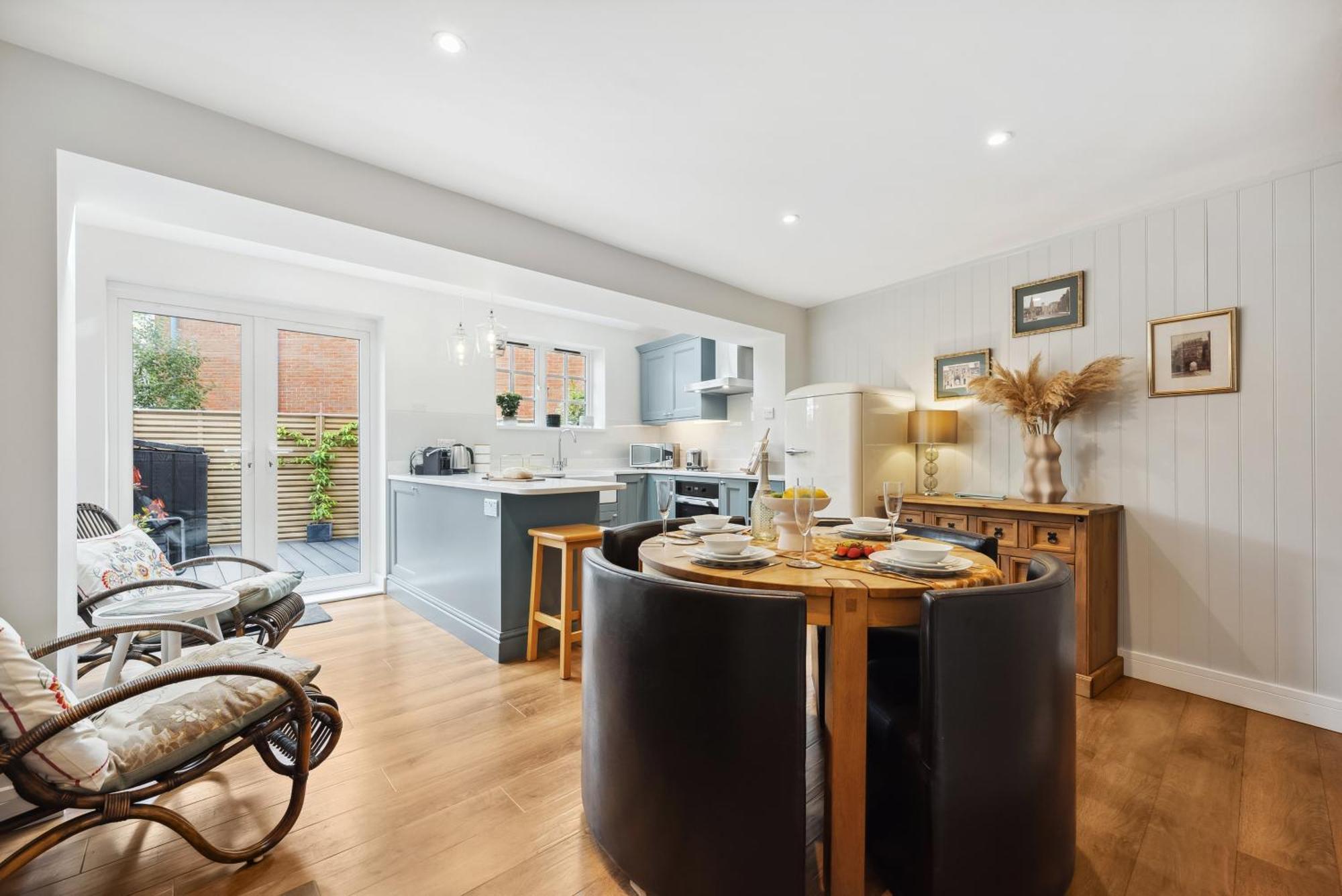 2 Bedrooms Stylish, Gorgeous, Westgate Cottage Retreat, Central Winchester, Free On-Street Parking Permit, With Garden Close To Cathedral - Sleeps 6, Pets Are Welcome, Summer Special Offer! - By Blue Puffin Stays 외부 사진