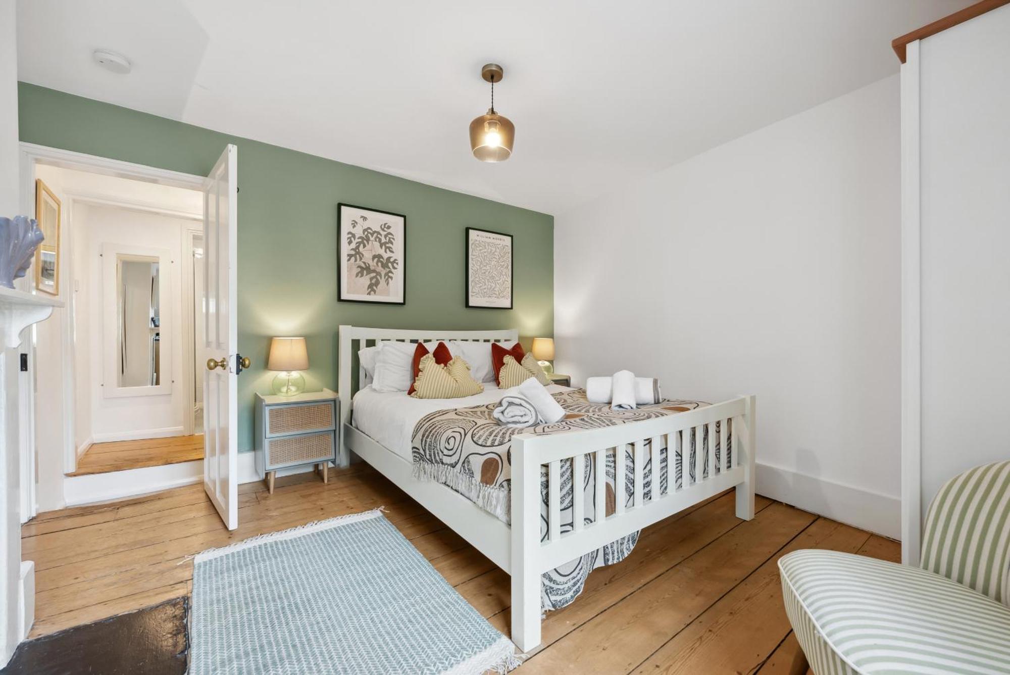2 Bedrooms Stylish, Gorgeous, Westgate Cottage Retreat, Central Winchester, Free On-Street Parking Permit, With Garden Close To Cathedral - Sleeps 6, Pets Are Welcome, Summer Special Offer! - By Blue Puffin Stays 외부 사진
