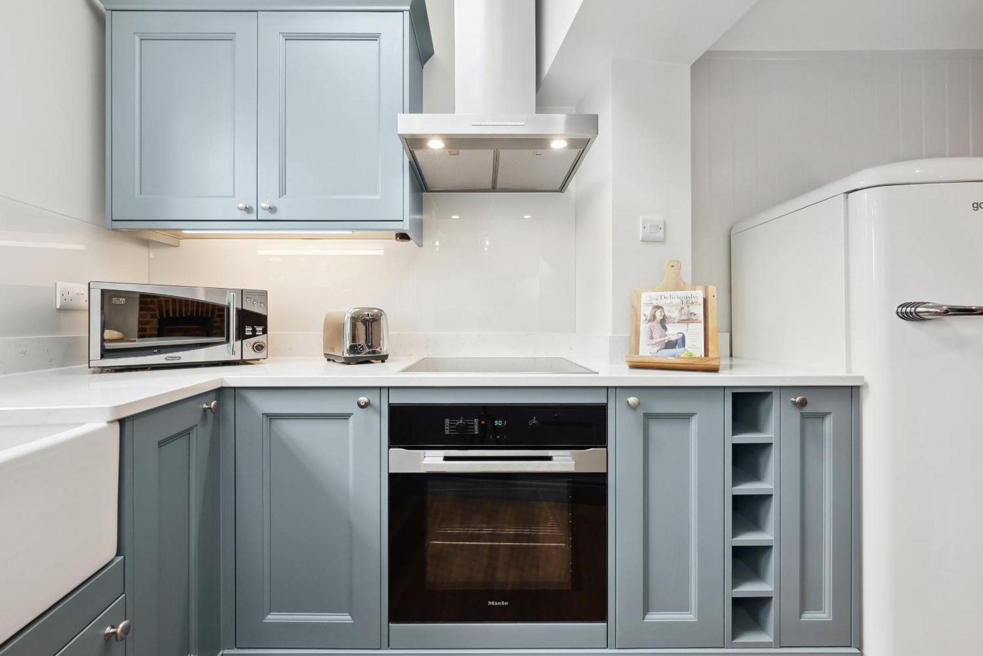 2 Bedrooms Stylish, Gorgeous, Westgate Cottage Retreat, Central Winchester, Free On-Street Parking Permit, With Garden Close To Cathedral - Sleeps 6, Pets Are Welcome, Summer Special Offer! - By Blue Puffin Stays 외부 사진
