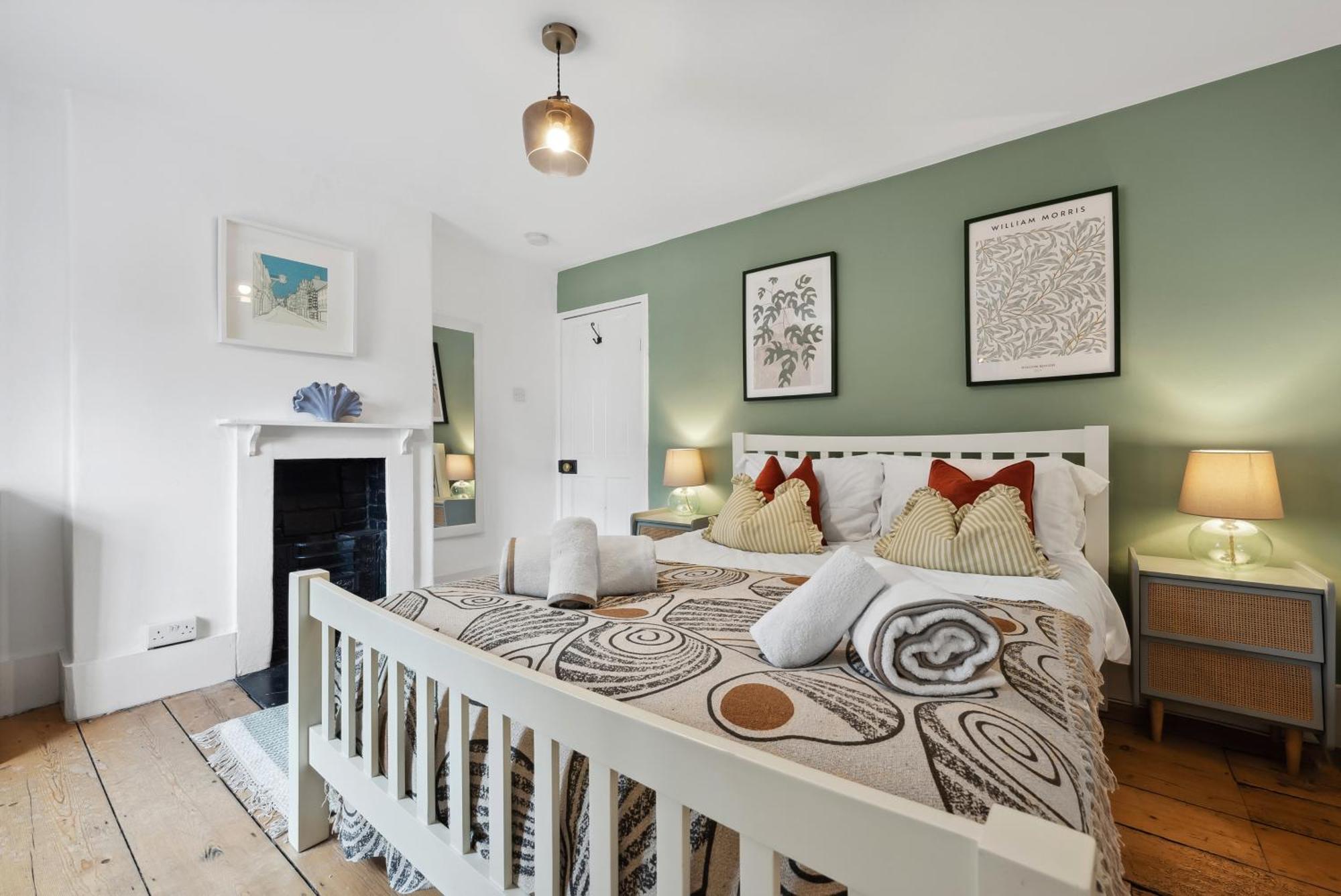 2 Bedrooms Stylish, Gorgeous, Westgate Cottage Retreat, Central Winchester, Free On-Street Parking Permit, With Garden Close To Cathedral - Sleeps 6, Pets Are Welcome, Summer Special Offer! - By Blue Puffin Stays 외부 사진