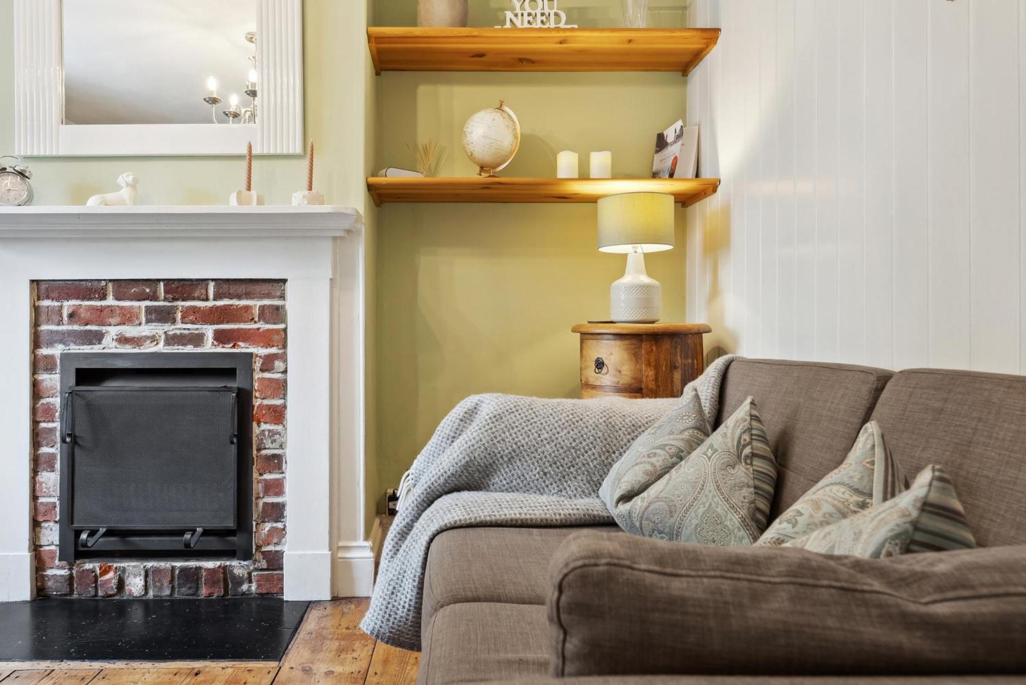 2 Bedrooms Stylish, Gorgeous, Westgate Cottage Retreat, Central Winchester, Free On-Street Parking Permit, With Garden Close To Cathedral - Sleeps 6, Pets Are Welcome, Summer Special Offer! - By Blue Puffin Stays 외부 사진