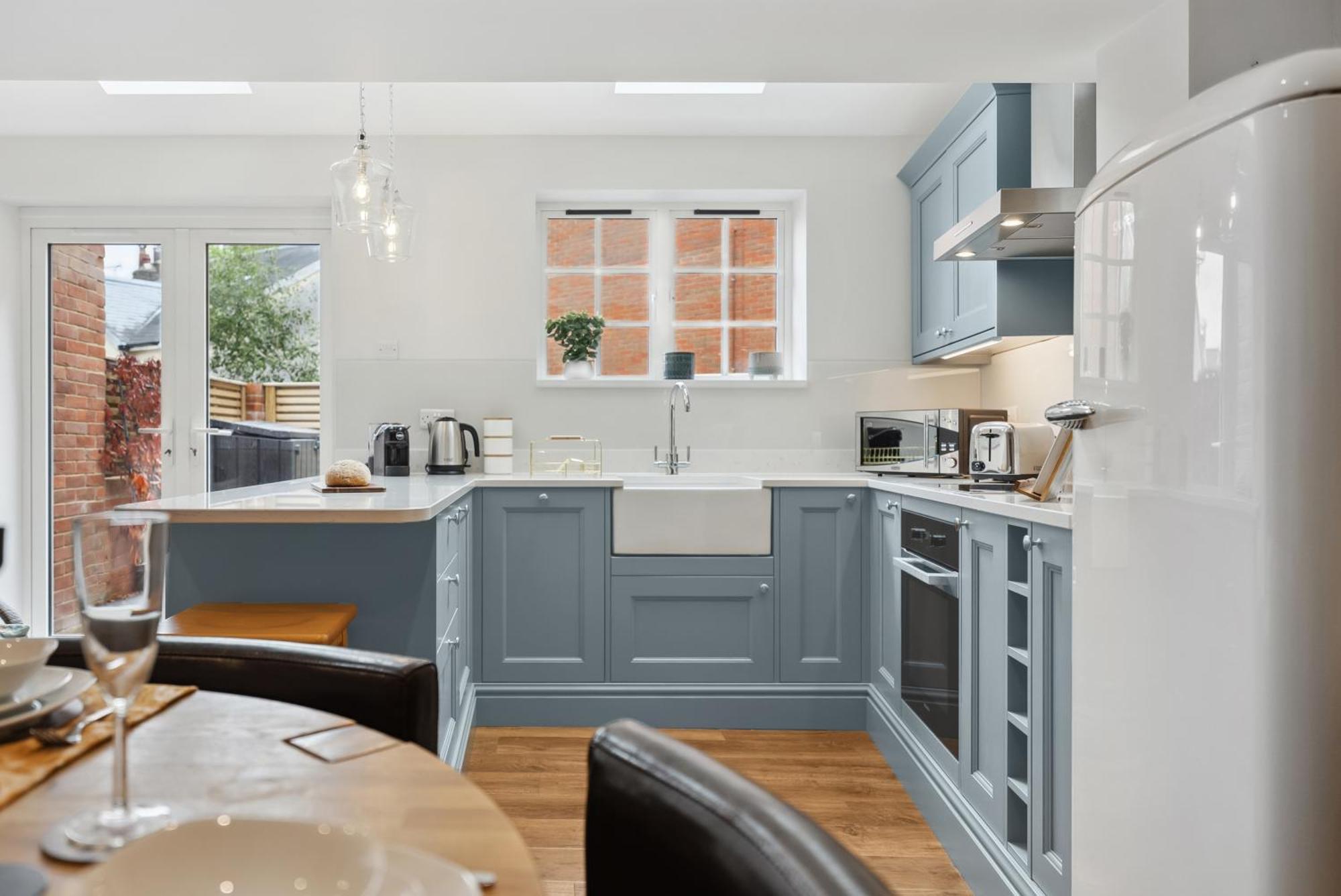 2 Bedrooms Stylish, Gorgeous, Westgate Cottage Retreat, Central Winchester, Free On-Street Parking Permit, With Garden Close To Cathedral - Sleeps 6, Pets Are Welcome, Summer Special Offer! - By Blue Puffin Stays 외부 사진