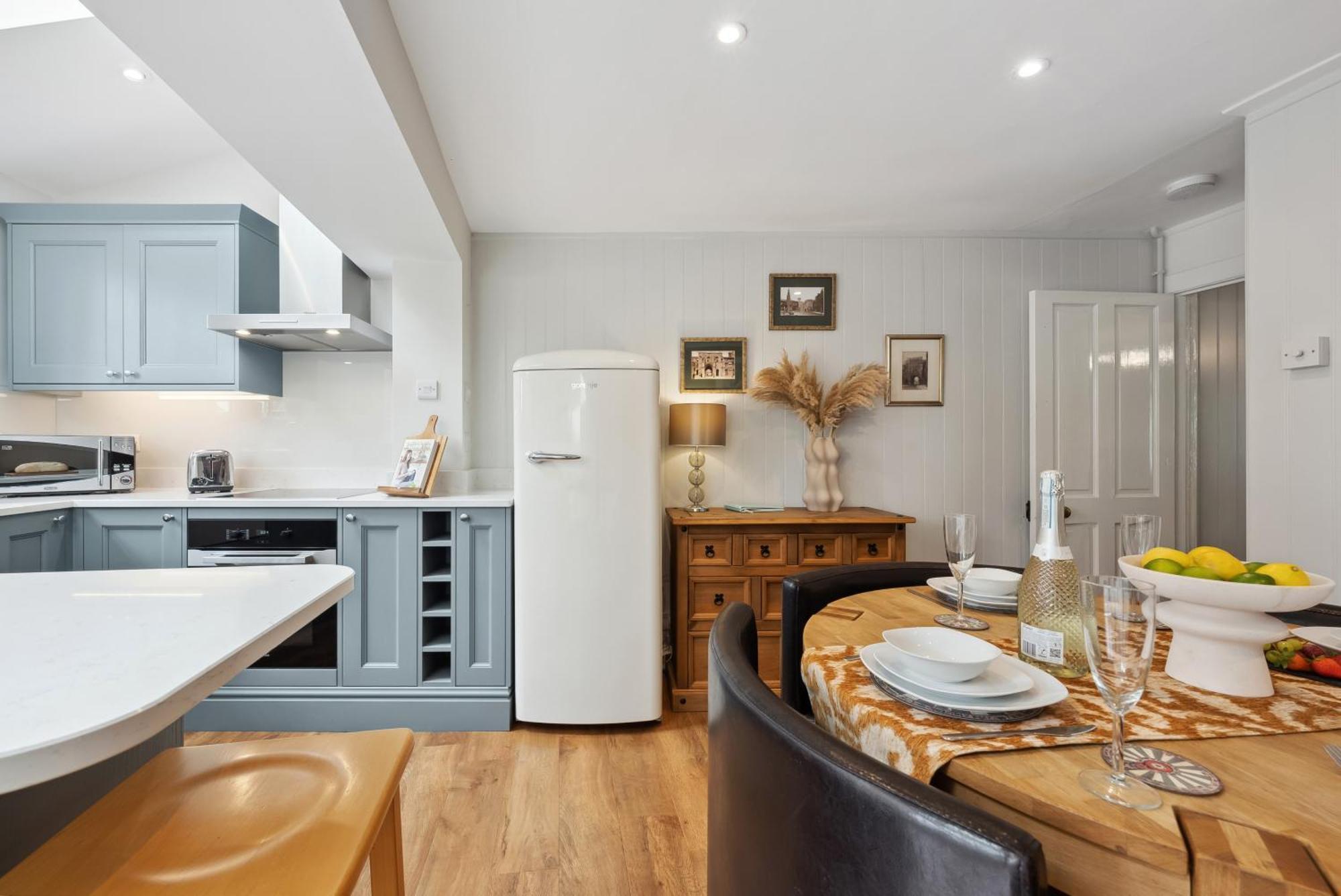 2 Bedrooms Stylish, Gorgeous, Westgate Cottage Retreat, Central Winchester, Free On-Street Parking Permit, With Garden Close To Cathedral - Sleeps 6, Pets Are Welcome, Summer Special Offer! - By Blue Puffin Stays 외부 사진
