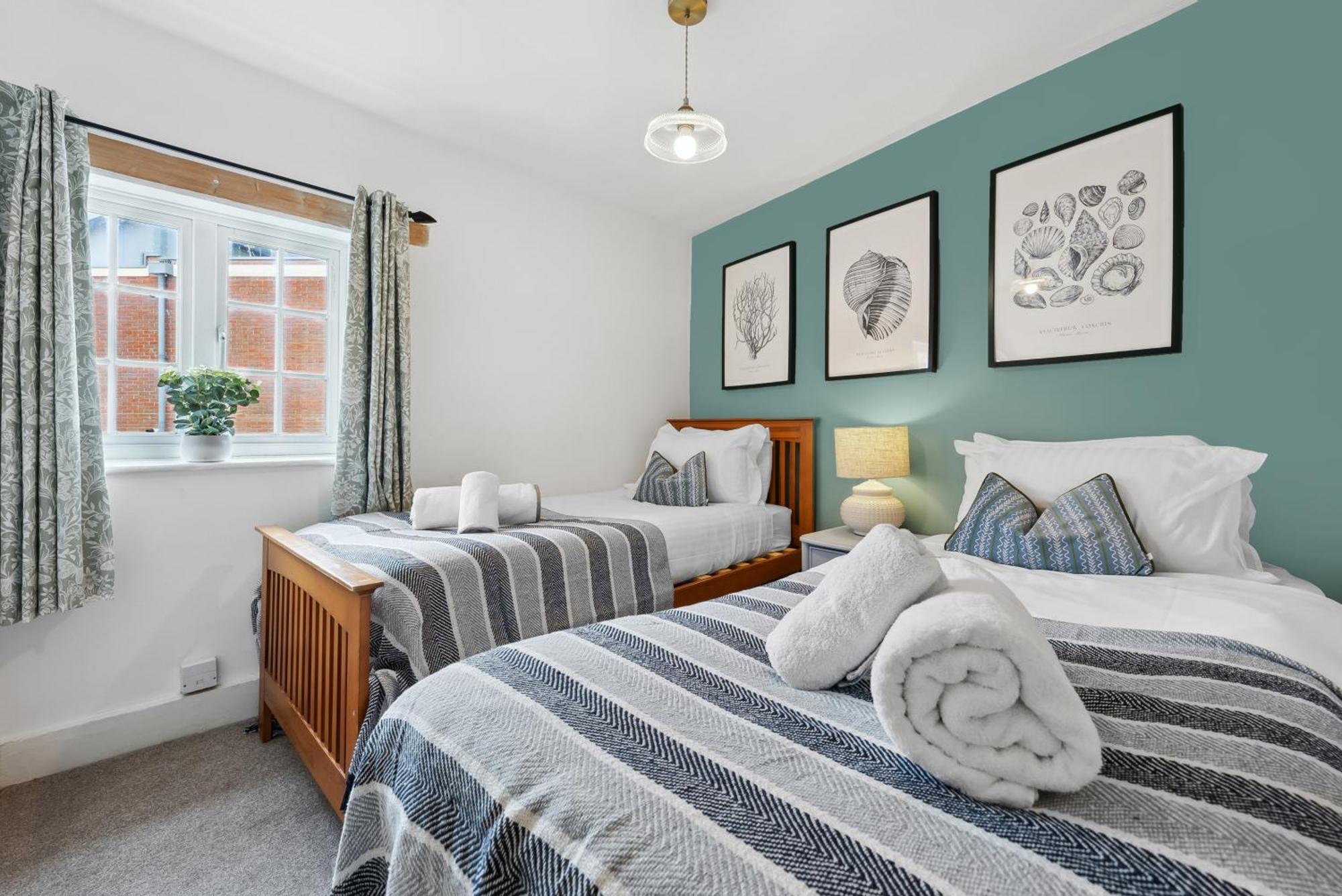 2 Bedrooms Stylish, Gorgeous, Westgate Cottage Retreat, Central Winchester, Free On-Street Parking Permit, With Garden Close To Cathedral - Sleeps 6, Pets Are Welcome, Summer Special Offer! - By Blue Puffin Stays 외부 사진