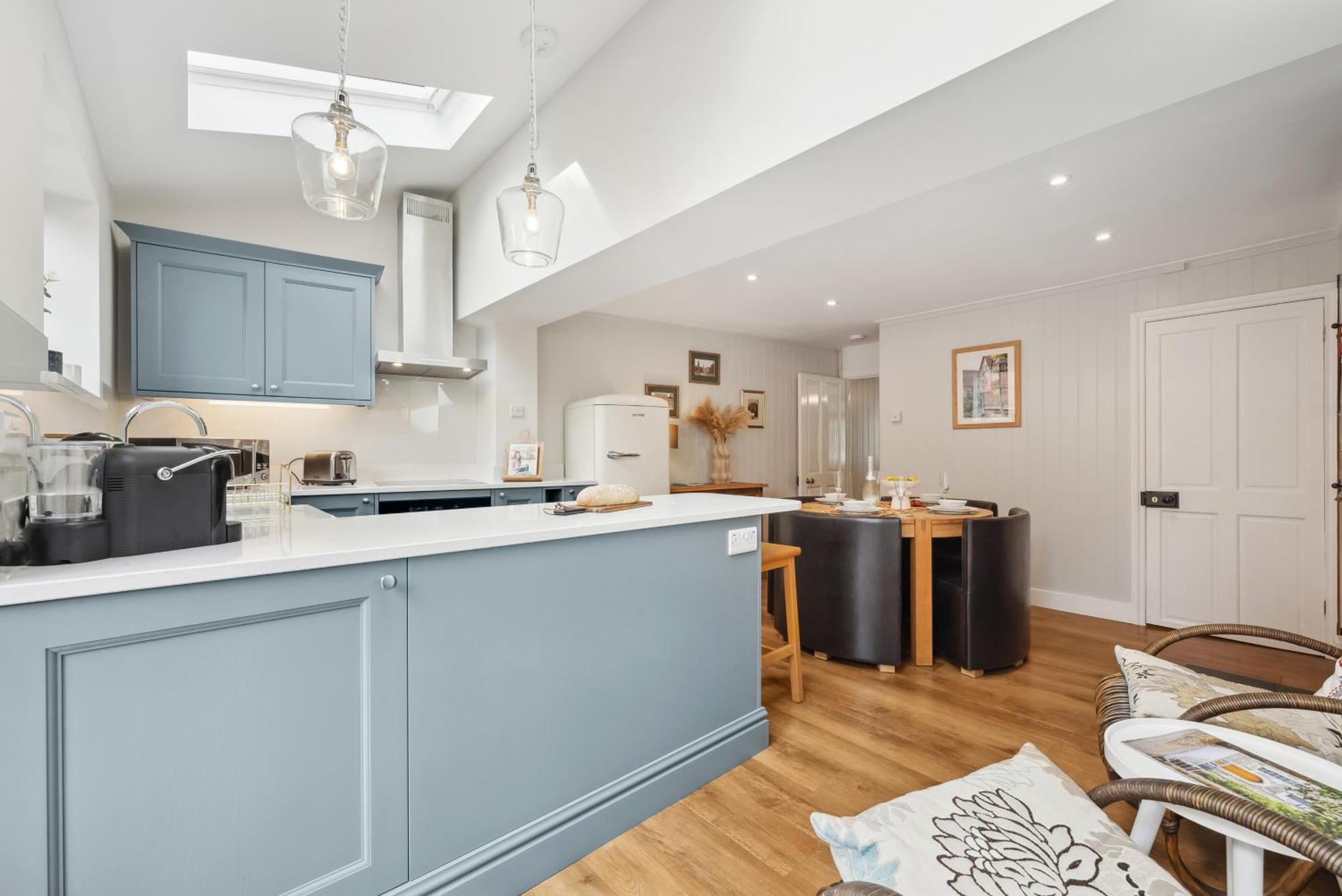 2 Bedrooms Stylish, Gorgeous, Westgate Cottage Retreat, Central Winchester, Free On-Street Parking Permit, With Garden Close To Cathedral - Sleeps 6, Pets Are Welcome, Summer Special Offer! - By Blue Puffin Stays 외부 사진