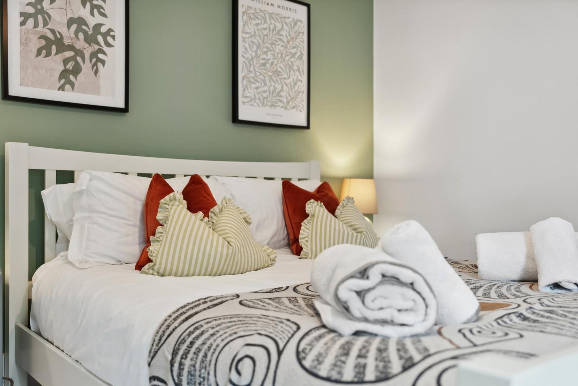 2 Bedrooms Stylish, Gorgeous, Westgate Cottage Retreat, Central Winchester, Free On-Street Parking Permit, With Garden Close To Cathedral - Sleeps 6, Pets Are Welcome, Summer Special Offer! - By Blue Puffin Stays 외부 사진