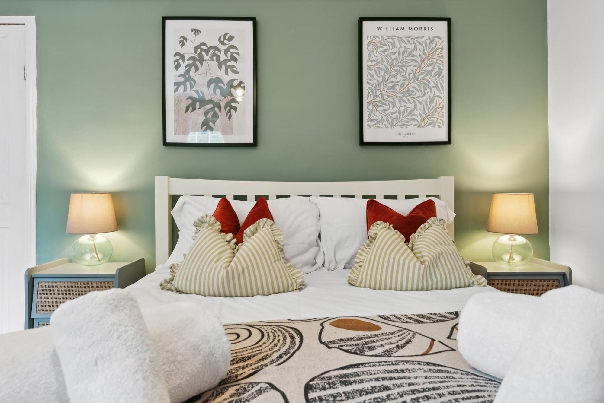 2 Bedrooms Stylish, Gorgeous, Westgate Cottage Retreat, Central Winchester, Free On-Street Parking Permit, With Garden Close To Cathedral - Sleeps 6, Pets Are Welcome, Summer Special Offer! - By Blue Puffin Stays 외부 사진