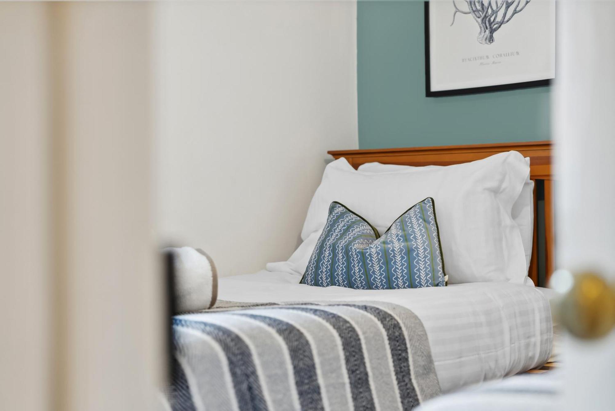 2 Bedrooms Stylish, Gorgeous, Westgate Cottage Retreat, Central Winchester, Free On-Street Parking Permit, With Garden Close To Cathedral - Sleeps 6, Pets Are Welcome, Summer Special Offer! - By Blue Puffin Stays 외부 사진