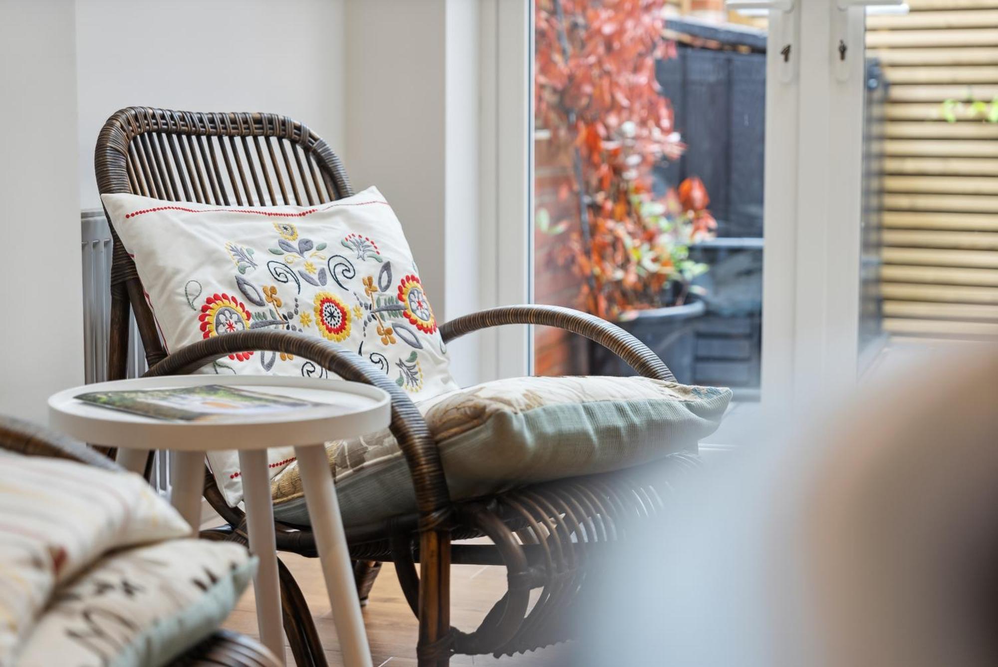 2 Bedrooms Stylish, Gorgeous, Westgate Cottage Retreat, Central Winchester, Free On-Street Parking Permit, With Garden Close To Cathedral - Sleeps 6, Pets Are Welcome, Summer Special Offer! - By Blue Puffin Stays 외부 사진