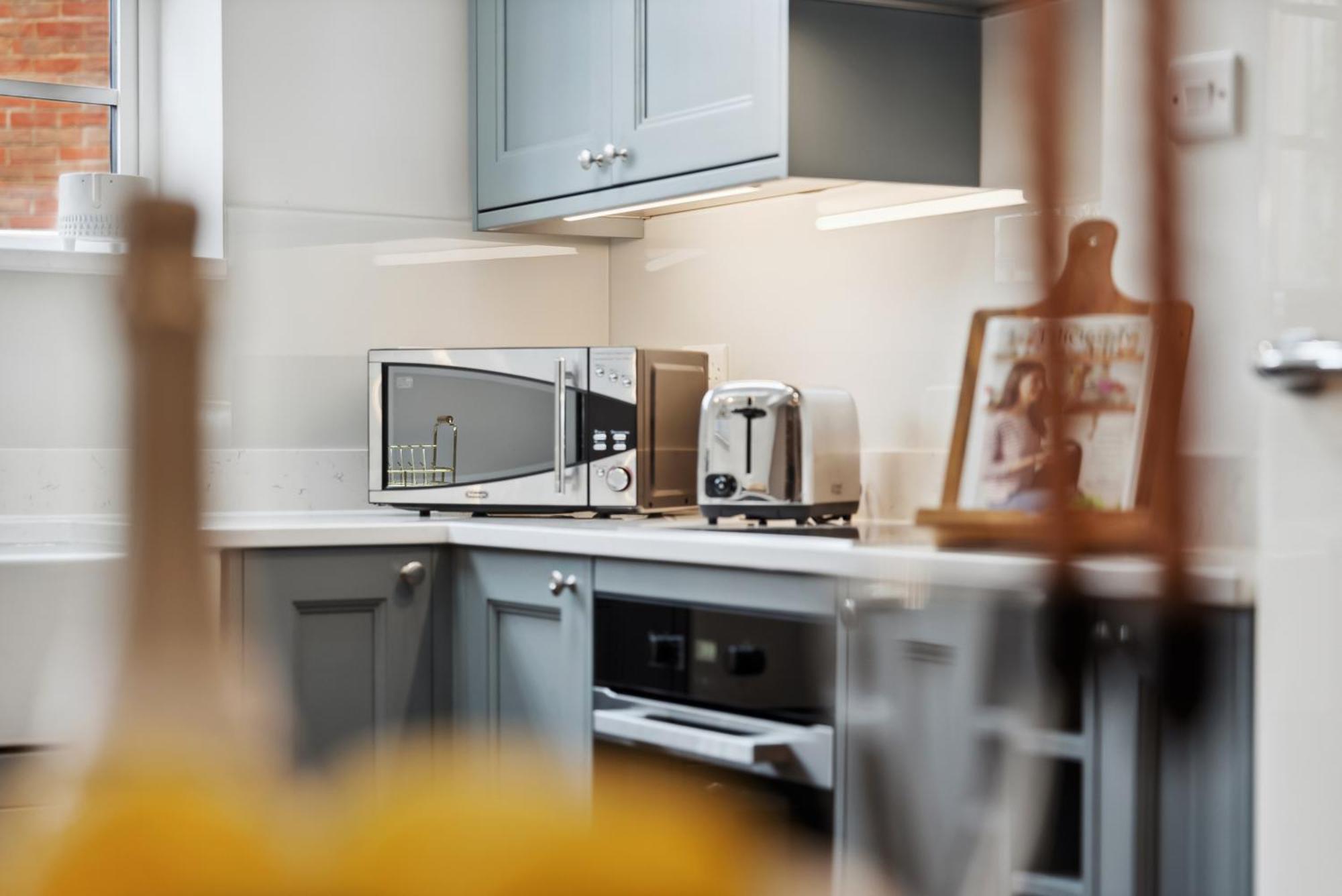 2 Bedrooms Stylish, Gorgeous, Westgate Cottage Retreat, Central Winchester, Free On-Street Parking Permit, With Garden Close To Cathedral - Sleeps 6, Pets Are Welcome, Summer Special Offer! - By Blue Puffin Stays 외부 사진